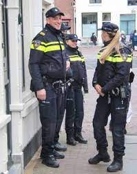 De agent raakte hierbij gewond. 31 Ideeen Over Politie Agenten Politie Agenten Politie Poltie