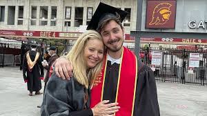 (stern), worked as a travel agent, and her father, lee n. Bei Abschlussfeier Ihres Sohnes Lisa Kudrow Kommen Tranen Promiflash De