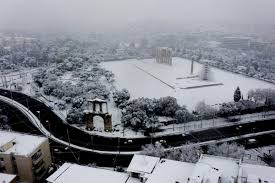 Δεδομένου ότι η ακρόπολη είναι (ακόμη τουλάχιστον) μνημείο του οποίου την ευθύνη διαχείρισης έχει το υπουργείο πολιτισμού, δια της εφορείας αρχαιοτήτων πόλης αθηνών, μήπως θα έπρεπε το. A8hna Eikones Apo Th Xionismenh Akropolh To Syntagma To Kallimarmaro Check In Cyprus