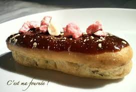 L Eclair Au Chocolat Et Son Glacage Choco Caramel Eclair Au Chocolat Chocolat Recettes De Cuisine