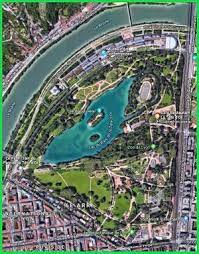 Il est accessible par 7 entrées, dont la plus remarquable est la porte des enfants du rhône qui ouvre sur la perspective d'un lac de 16 hectares, centre de la composition paysagère. 69123 Parc De La Tete D Or Geneawiki