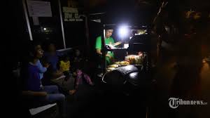 Cara sederhana membuat lampu darurat | dok.pri. Trik Saat Listrik Padam Lilin Habis Dan Tak Ada Senter Minyak Sayur Penyelamat Dari Kegelapan Tribunnews Com Mobile