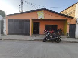 CASA EN VENTA Área total: 276m2 9.23mts frente * 30mts fondo Ubicación: El  Banco Magdalena Carrera 13 # 3-136 Carretera de la Shell Garaje Sala  Comedor Oficina 4 habitaciones 2 baños Patio