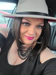 Cute hats with funny sayings for carreras?