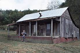 Where does dolly parton live? Dolly Parton S Love Story Journey Video