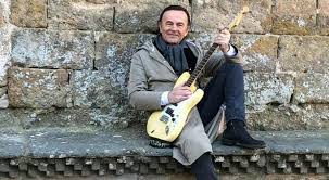 View the profiles of people named dodi battaglia. Dodi Battaglia Gira A Civita Di Bagnoregio Il Video Di Resistere Il Nuovo Album Il 14 Maggio