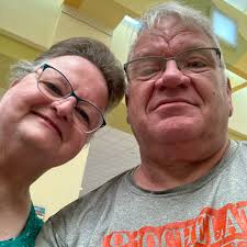 What could be causing a 725k tractor to have intermittent starting issues  and a zapping sound?