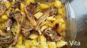 Agnello al forno con patate e cipolle. Agnello Al Forno Con Patate