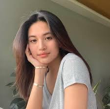 Julie Alden's Instagram, Twitter & Facebook