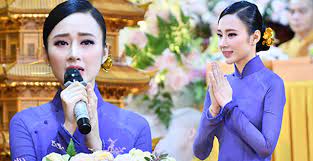 Dù không có nhiều đất diễn, nét đáng yêu và lanh lợi giúp angela phương trinh có cơ hội góp mặt trong bộ phim mùi ngò gai (2005), sau đó là bà mẹ nhí (2006). Angela PhÆ°Æ¡ng Trinh Noo PhÆ°á»›c Thá»‹nh Va Sao Kinh Váº¡n Hoa 16 NÄƒm Giá» Ra Sao Tin Tá»©c Má»›i Nháº¥t 24h Ä'á»c Bao Lao Ä'á»™ng Online Laodong Vn