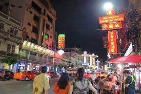 Juga gedung pencakar langit yang berkilau di malam hari di tengah. Wisata Kuliner Malam Hari Di Bangkok Asyiknya Ke Chinatown