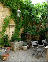 pin van polly op outdoor ommuurde tuin toscaanse tuin tuin
