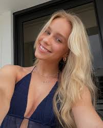 Alicia Lessard's Instagram, Twitter & Facebook