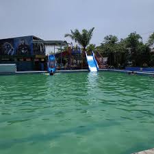 Kolam renang ini tergolong murah htm cuman rp.6000. Kolam Renang Surya Water Boom Kolam Renang