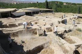 Nella piana di malatya, tra le montagne dell'anatolia orientale, a una decina di chilometri dalla riva dell'eufrate, si trova ars. Arslantepe Hoyugu Ne Nerede