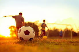 Aunque hoy parezca una broma. Una Foto De Deporte De Accion De Un Grupo De Ninos Jugando Futbol Soccer Para Hacer Ejercicio En El Area Rural De La Comunidad Bajo La Puesta De Sol Foto Premium