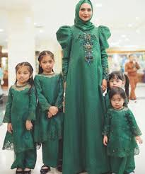 Beliau cukup terkenal dengan siri komedi kiah pekasam yang berjaya meletakkannya sebagai salah seorang pelakon. Anak Ramai Tapi Masih Cantik Bergaya Adik Che Ta Curi Tumpuan Netizen