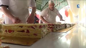 Sébastien décide ensuite de redonner sa liberté à l'animal, qui. Record Du Monde Le Plus Grand Fraisier Est A Beaulieu Sur Dordogne Youtube