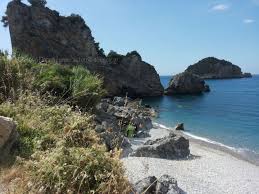 Βρίσκεται στην κεντρική εύβοια, βλέπει το πέλαγος και απλώνεται σε μεγάλη έκταση. Xiliadoy H Omorfoterh Paralia