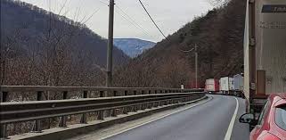 Patru persoane au fost transportate la spital. Cozi Pe Valea Oltului Din Cauza Unor LucrÄƒri La Partea CarosabilÄƒ Sibiu Independent