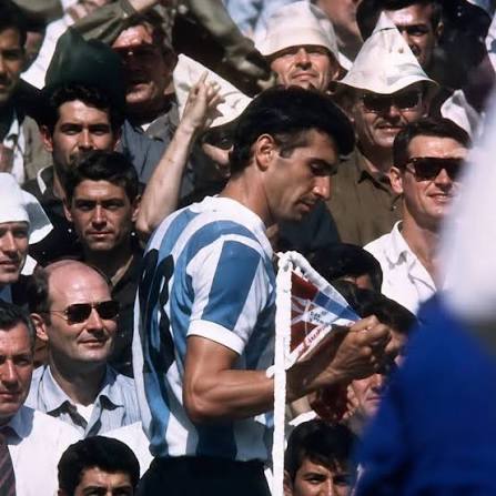 RATTIN y el día que lo EXPULSARON y ESTRUJÓ LA BANDERA INGLESA en WEMBLEY ❌️🏴󠁧󠁢󠁥󠁮󠁧󠁿 En el día de hoy, falleció Antonio Rattin, quién supo ser el encargado de la creación de