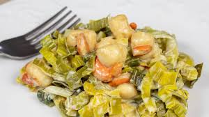 Vous cherchez des recettes pour noix de saint jacques ? Recette De Fete En Confinement Noix De Saint Jacques Poireaux Et Combawa