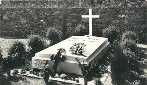 La croix a été arrachée et les mots « à mon père » ont été tagués sur la sépulture. France 85 Ile D Yeu La Tombe Du Marechal Petain Carte Postale Ancienne Et Vue D Hier Et Aujourd Hui Geneanet