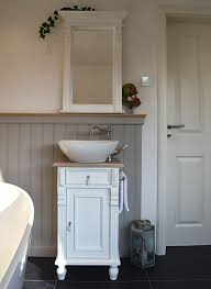Gastebad Im Landhausstil Land Liebe Badmobel Landhaus In 2020 Badmobel Landhaus Badezimmer Landhaus Waschtisch
