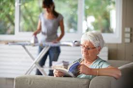 Découvrez les aides techniques et financières permettant de continuer à vivre chez soi. Le Maintien A Domicile D Une Personne Agee Oh Granny
