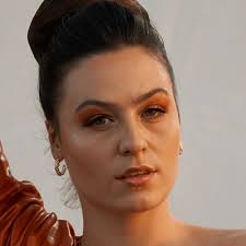 Julie Thomas • Künstlerin auf musicalplanet.net