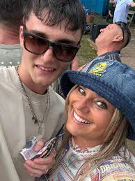 Is anyone able to remove the man from the background please. 🙏🏼