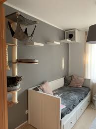 15 Installations Futees Pour Votre Chat En Appartement Ou En Maison En 2020 Arbres A Chat Maison Petite Chambre A Coucher Chambre A Theme Chat