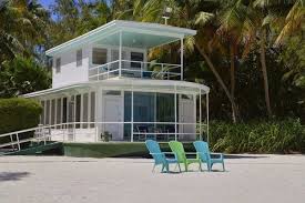 Enjoy The Castaway Life On A Marooned Houseboat In The Florida Keys Unique Homes For Sale Houseboat Living Floating House