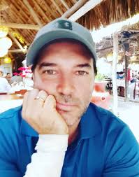 Mejía era esposo de gaby crassus, conductora de 'al extremo', con quien se convirtió en padre de dos hermosos niños. Xrl7d4oeevnusm