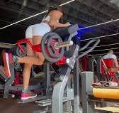Testando a nova máquina de flexão vertical da academia, o posterior choraaaa