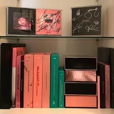 Elige tu juego favorito, y diviértete! The Bottom Half Of My Blackpink Shelf Kpopcollections In 2021 Blackpink Aesthetic Rooms Shelves