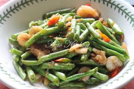 Dengan rambut panjang mengurai separas pinggang, saya mula mengenali cinta monyet yang membimbangkan kedua ibubapa. Kacang Panjang Goreng Sempoi Azie Kitchen