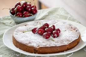 Die eier in einer zweiten schüssel aufschlagen, dann das öl und den joghurt zufügen und gut verquirlen. Kirschkuchen Mit Joghurt
