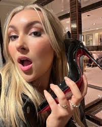 channeling my inner carrie bradshaw 🚕 expect so much nyc content from me  these next 4 days day 1 and 2 of spring break NYC a tour of @tiffanyandco ,  a $280,000