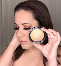 That Glow✨✨✨ Stunning Look by @eve.rivera.beauty con nuestro Baked  Highlighter !! Encuentra tu tono perfecto en las Tiendas Me Salvé !!!!  #apoyalodeaqui #prgirls #porquepagarmas #makeup #maquillaje #puertorico  #latinas #pr #brand #cosmeticos #