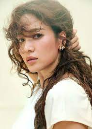 一齊睇吓 deluxe 教你點樣配合kms 水潤防折斷乳液、 豐盈質感泡沫 及造型工具，簡易3步打造「最性感小三捲髮」，要緊記2020年的髮型關鍵在於自然凌亂捲度! å®‹æ…§å–¬æ²é«®é›»çœ¼è¶…æ'©äººæ–°é€ åž‹å®›å¦‚æ´‹å¨ƒå¨ƒ å¨›æ¨‚ Pop å¾®åš