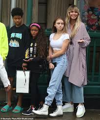 Heidi klum thinks daughter leni's modelling career is 'amazing' heidi was previously managed by her father until they reportedly fell out in 2019 after she tied the knot with tokio hotel rocker. Heidi Klum S Daughter Leni 16 Gets Real About Her Acne As She Reveals Her Bad Skin On Instagram Daily Mail Online