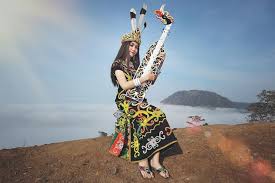 Sape' adalah alat musik khas suku dayak. 5 Alat Musik Tradisional Kalimantan Yang Masih Sering Dimainkan Sering Jalan