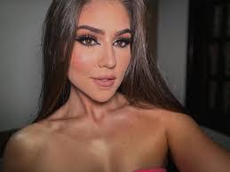 Amanda Lipski's Instagram, Twitter & Facebook