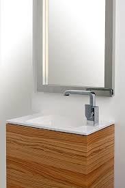 Alpenberger gäste wc keramikbecken mit unterschrank weiß lackiert hochglanz. Ideen Fur Das Gaste Wc Waschbecken Mit Platzsparender Seitlicher Armatur Unterschrank Aus Holz Und Gerahmtem Spiegel Gast Waschbecken Gaste Wc Unterschrank