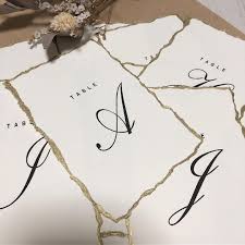 1枚5円なのに高級感 ダイソー 100均エンボスペーパー で手作りしたいアイテムまとめ marry マリー ペーパーアイテム 手作り 結婚式 席札 手作り 結婚式 diy 席札
