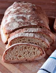 Al contrario la biga richiede un tempo maggiore per arrivare a maturazione (circa 12/16ore), ma sarete ripagati dell'attesa per l'inconfondibile nota aromatica che troverete nel pane appena sfornato. Pane Integrale Con Biga Fatto In Casa A Lunga Lievitazione