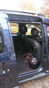 Solarbatterie In Meinem Dacia Dokker Gespeist Von Der Lichtmaschine Und Von Einem Auf Dem Dach Montierten 100w Solarmodul Lichtmaschine Batterien Montiert