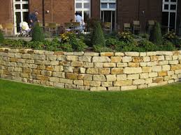 Sie kommen immer mehr in den trend, denn natursteinmauern haben einen wilden charakter und lockern das gesamtbild auf. Natursteinmauer Galabau Mahler Traumgarten