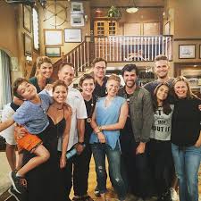 Happy New Year Everyone I Can T Wait To See This Gang Again In 2017 For Season 3 I Heard There Will Be 18 Episo Fuller House Cast Full House Full House Cast
